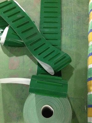 Banda transportadora industrial material azul blanca del Pvc de la fuerza del verde de alta resistencia del artículo con el listón