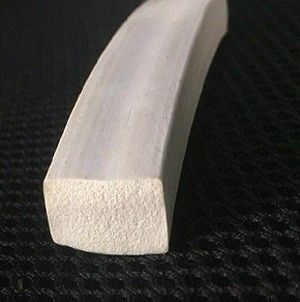 Hoja auta-adhesivo de la esponja del silicón a medias alrededor de la superficie lisa de la tira de goma